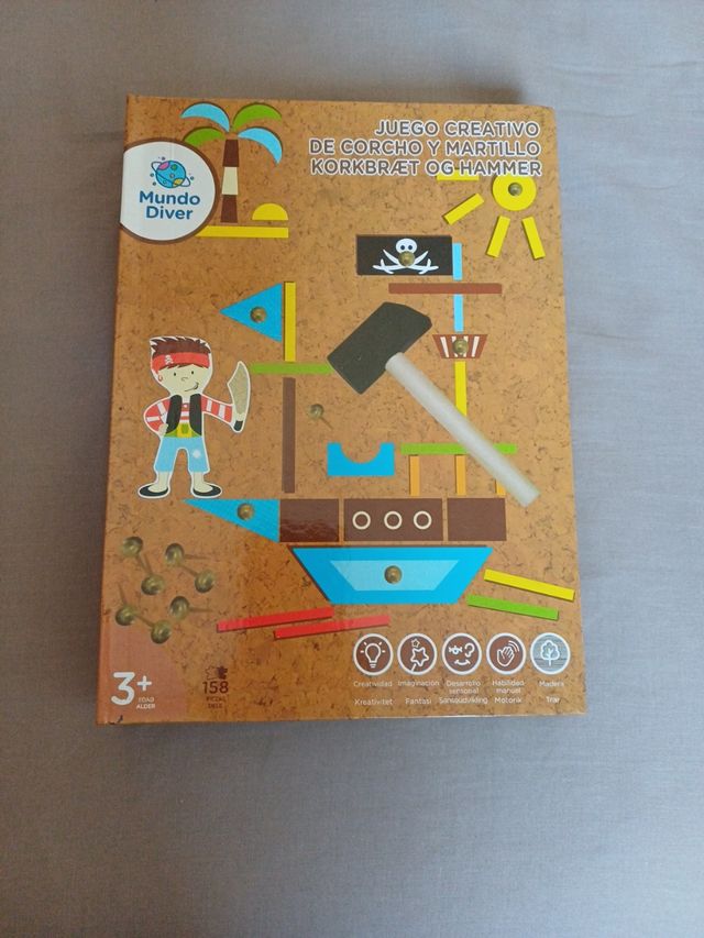 Juego creativo de corcho y martillo