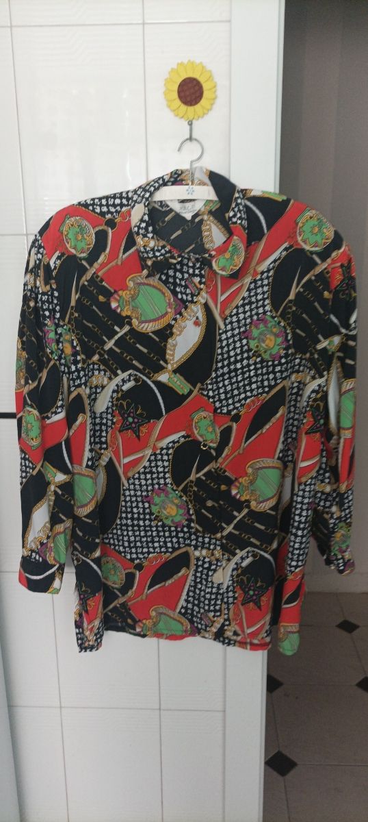 Blusa estampada cadenas y motivos dorados