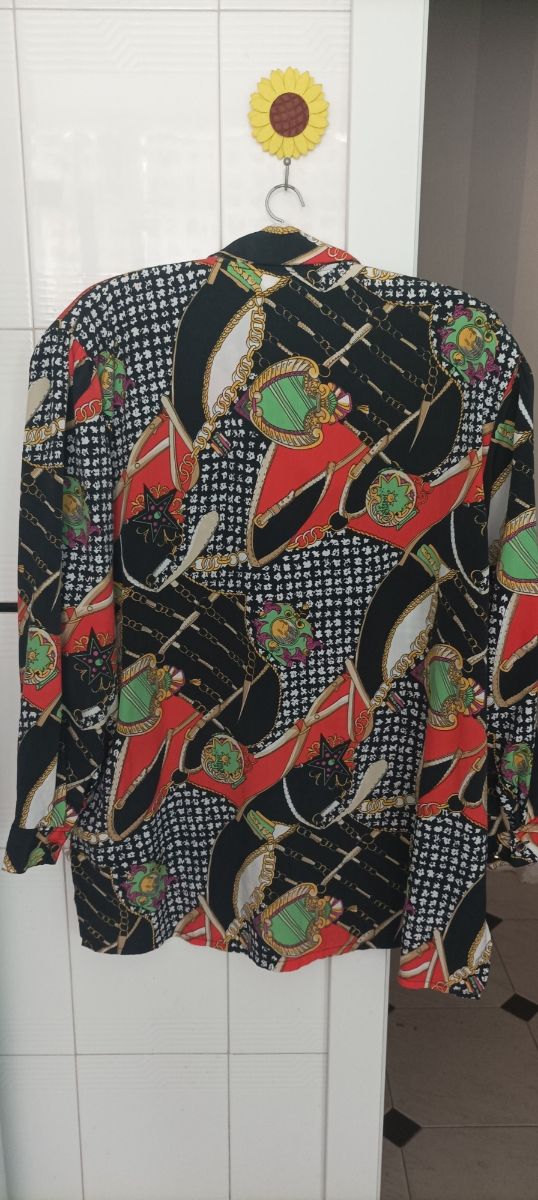 Blusa estampada cadenas y motivos dorados