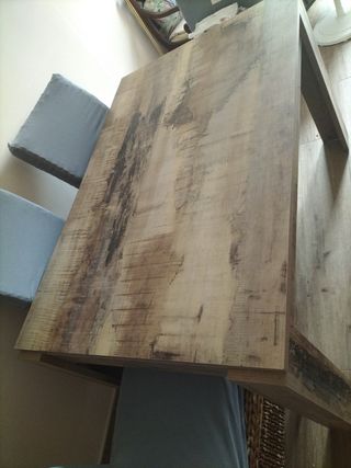 Mesa de comedor de madera.