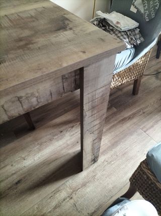 Mesa de comedor de madera.
