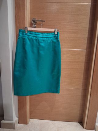 Falda turquesa satinada con cinturilla pliegues