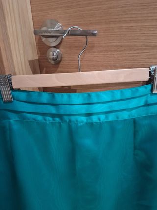 Falda turquesa satinada con cinturilla pliegues