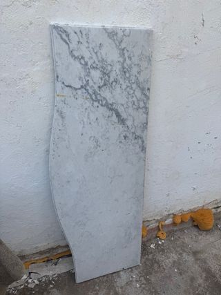 Mármol blanco con vetas grises.