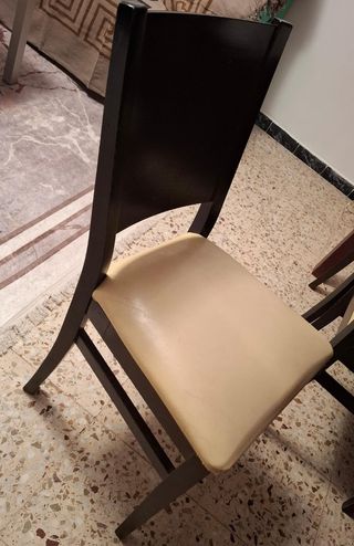 Silla de comedor de madera y cuero tengo 6 sillas