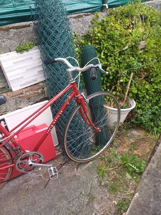 Bicicleta carretera clásica roja