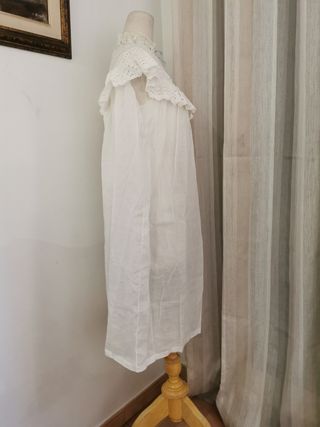 Camisón vintage en batista ligera con encajeado 