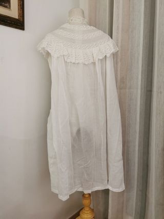 Camisón vintage en batista ligera con encajeado 