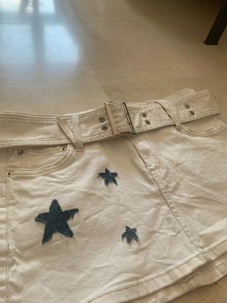 Minifalda blanca Bershka con cinturón y estrellas