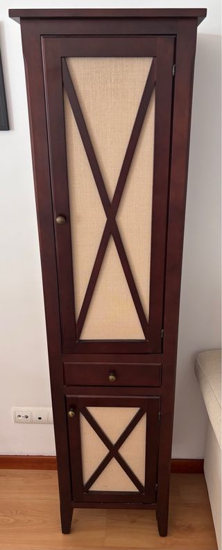Armario alto de madera con acabados de tela