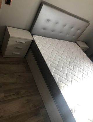 Canapé, mesitas y cabecero de madera