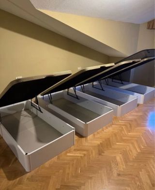 Canapé, mesitas y cabecero de madera