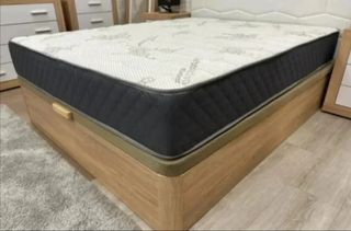 Canapé, mesitas y cabecero de madera