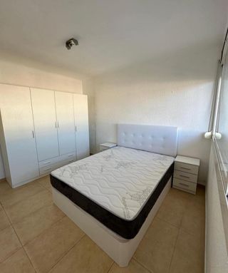 Canapé, mesitas y cabecero de madera