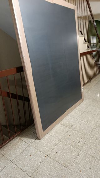 Canapé, mesitas y cabecero de madera
