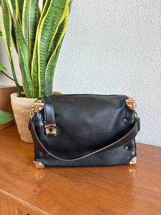 Bolso Negro Cuadrado con Detalles Dorados