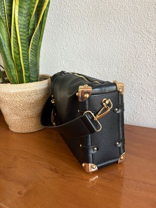 Bolso Negro Cuadrado con Detalles Dorados