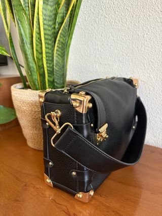 Bolso Negro Cuadrado con Detalles Dorados