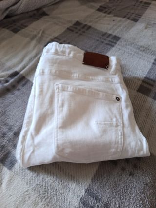 Pantalón vaquero blanco Stradivarius talla 32