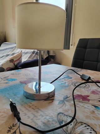 Lámpara de mesa beige y plateada