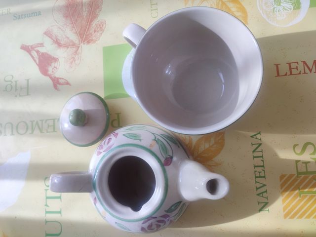Teiera e tazza vintage floreale