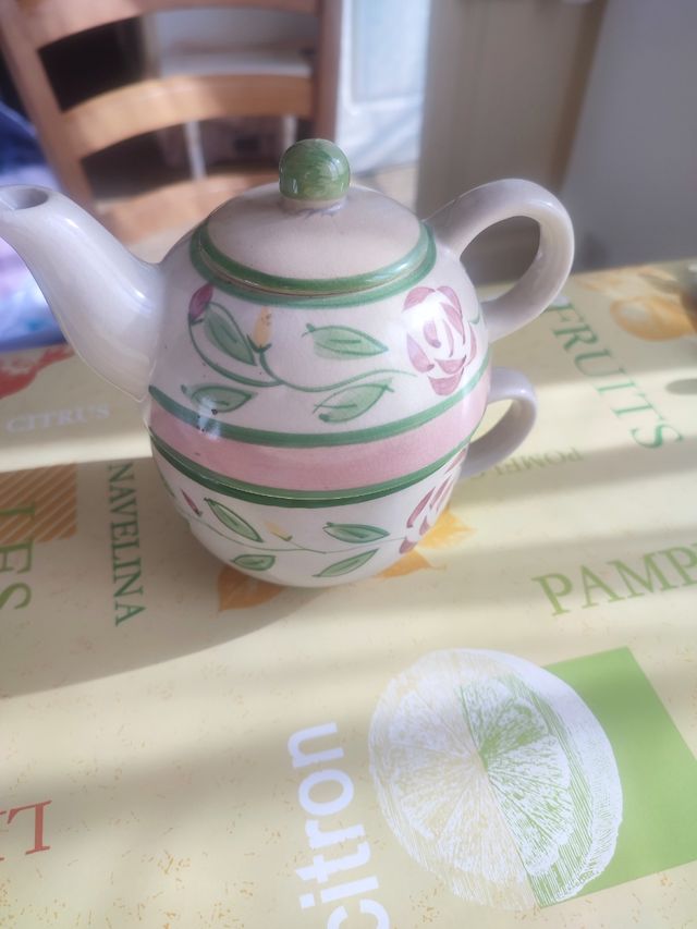 Teiera e tazza vintage floreale