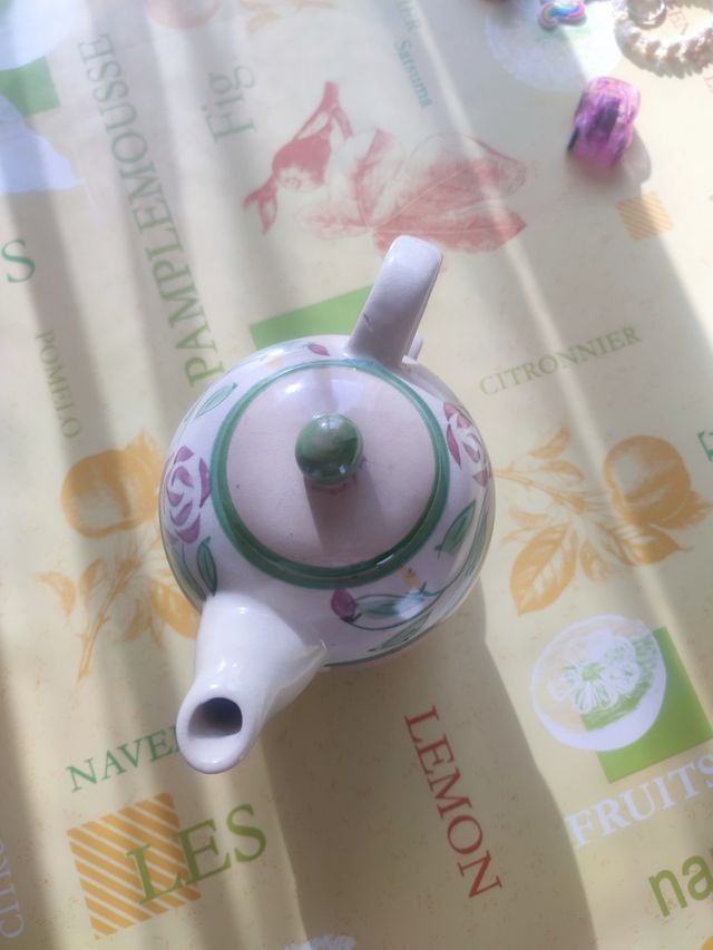 Teiera e tazza vintage floreale