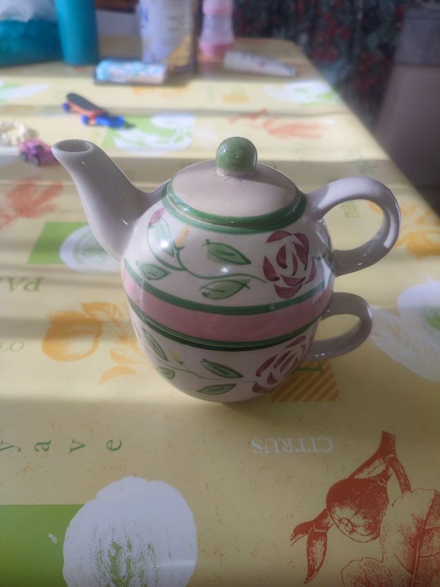 Teiera e tazza vintage floreale