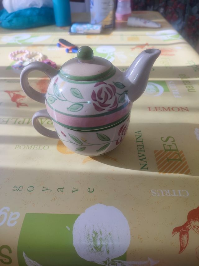 Teiera e tazza vintage floreale