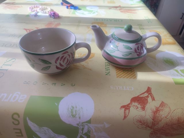 Teiera e tazza vintage floreale