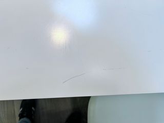 Mesa de cocina blanca con patas de madera