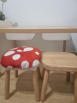 Mesa y sillas infantiles IKEA y taburete mesilla