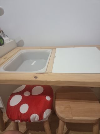 Mesa y sillas infantiles IKEA y taburete mesilla