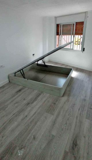 Canapé abatible con cabecero tapizado