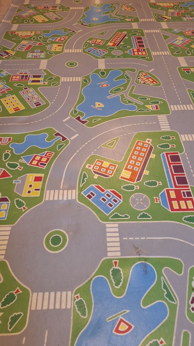 Alfombra infantil ciudad y lago