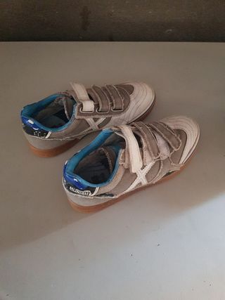 Zapatos niño grises y blancos
Talla 31