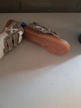 Zapatos niño grises y blancos
Talla 31