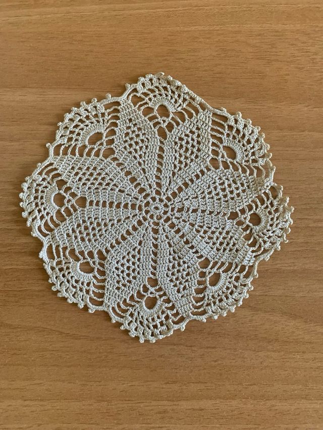 Centrini beige di piccole dimensioni fatti a mano