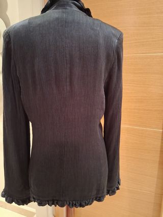 Chaqueta vintage entallada satinada en azul noche.