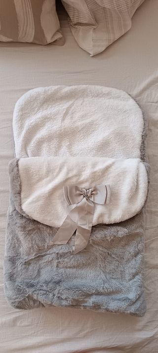 Saco capazo bebé gris y blanco