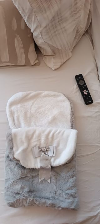 Saco capazo bebé gris y blanco