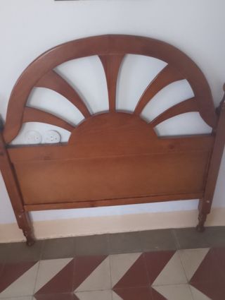 Cabecero de cama de madera.