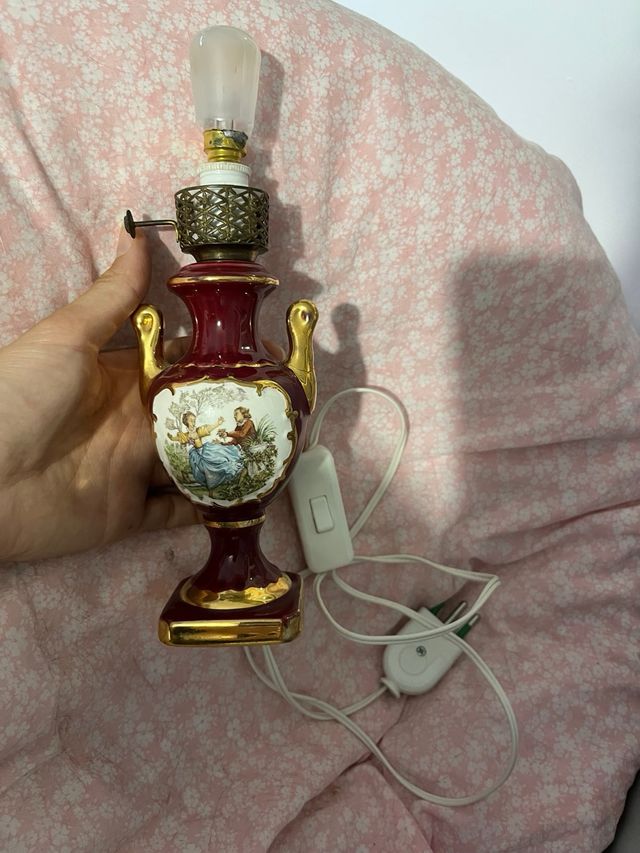 Lampada in porcellana decorata.