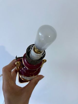 Lampada in porcellana decorata.