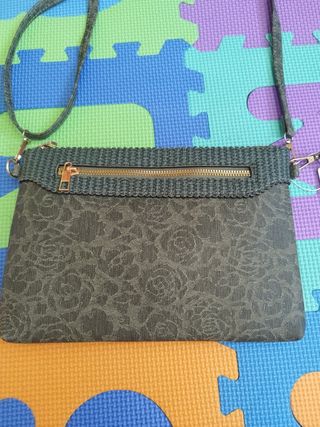 Bolso de mano verde con estampado floral