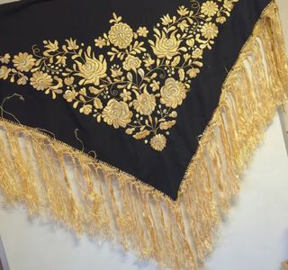Manton de Manila Bordado Negro y Dorado