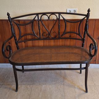 Sofá de madera y rejilla estilo antiguo