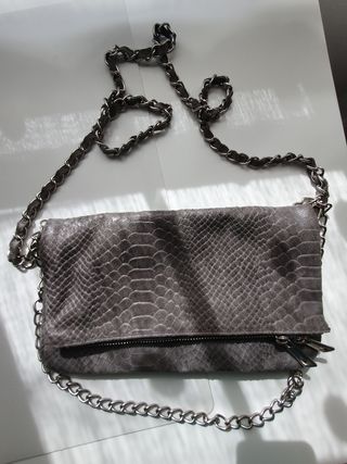 Bolso gris con cadena