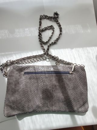 Bolso gris con cadena