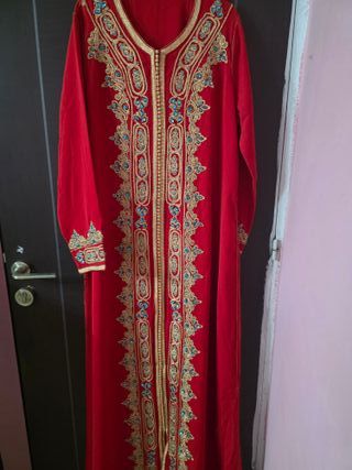 Vestido de fiesta rojo con pedrería